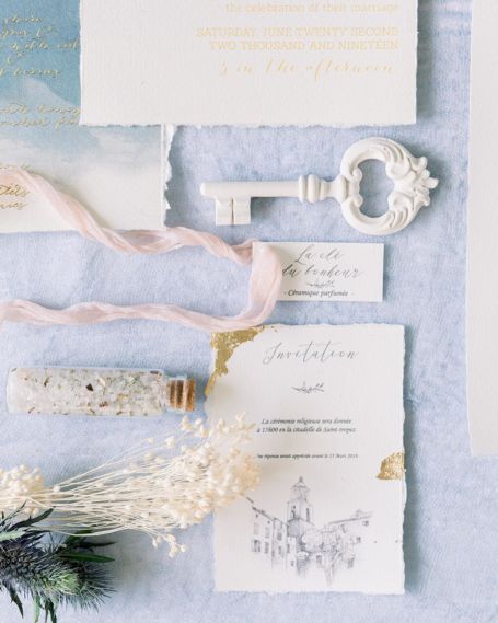 papeterie et cadeau d'invité pour mariage ou baptême avec une invitation, un tube de sel parfumé, une étiquette personnalisée et une clé du bonheur