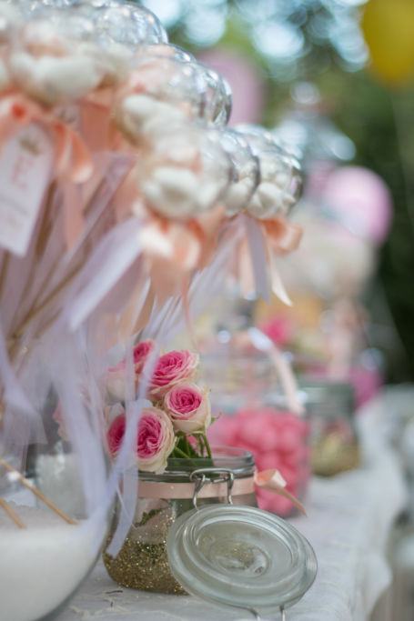 décoration de baptême sur table de cérémonie