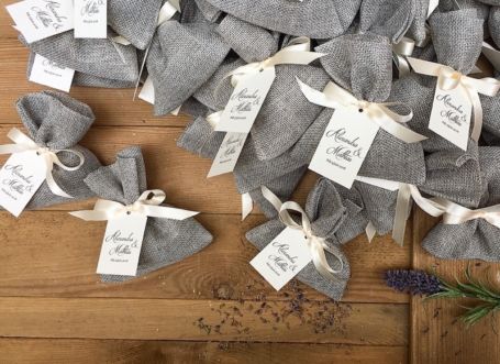 pochons de lavande gris personnalises pour cadeau invité