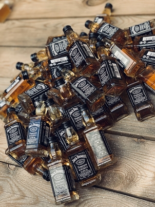 tas de mini bouteilles de whiskey jack da daniel's