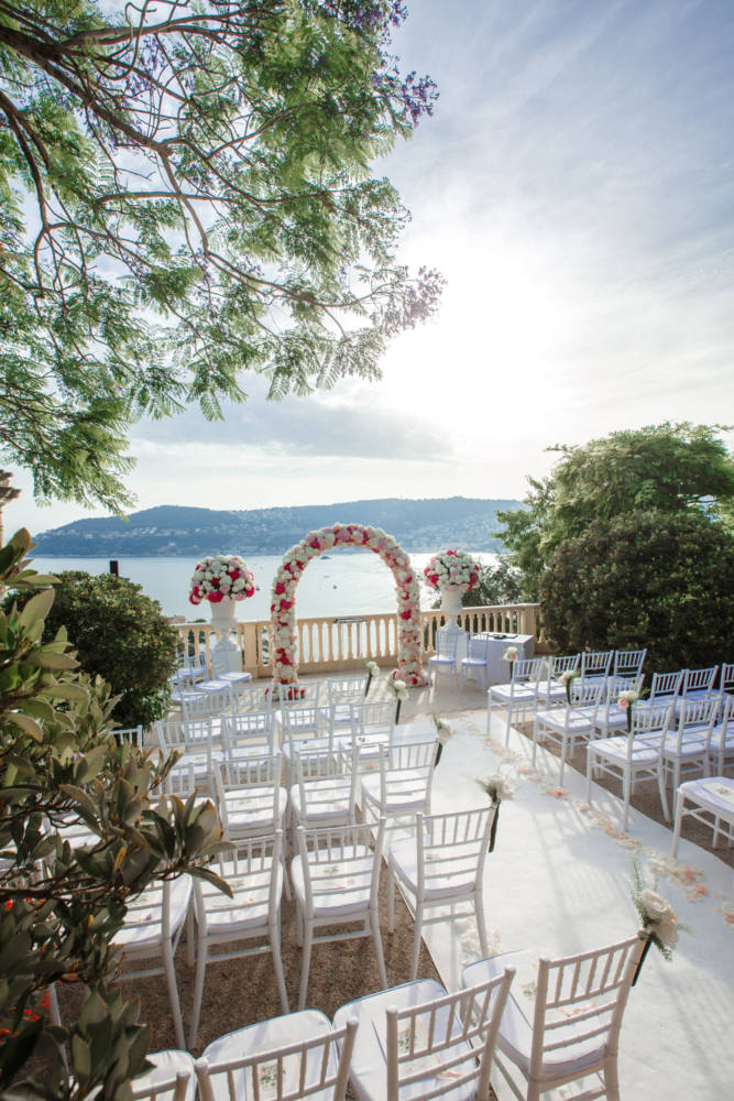 livrets de messes sur chaises pour célébration de mariage