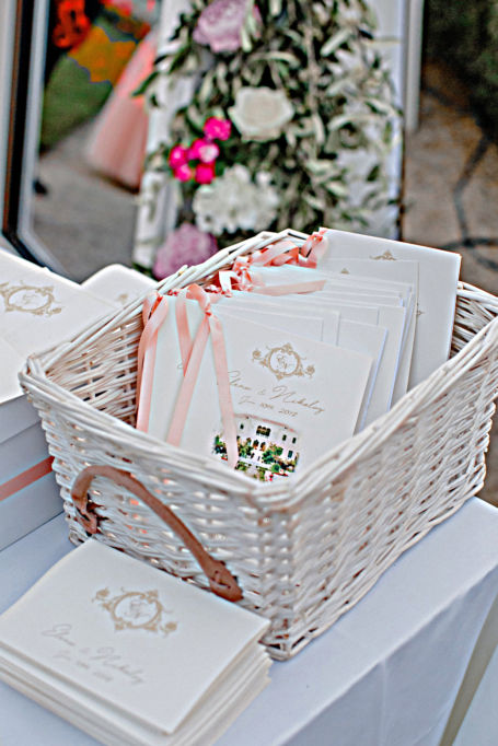 livrets de messes dans panier pour décoration de mariage