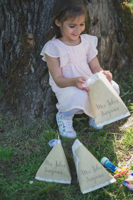 une fille découvre les surprises dans son sachet à surprises