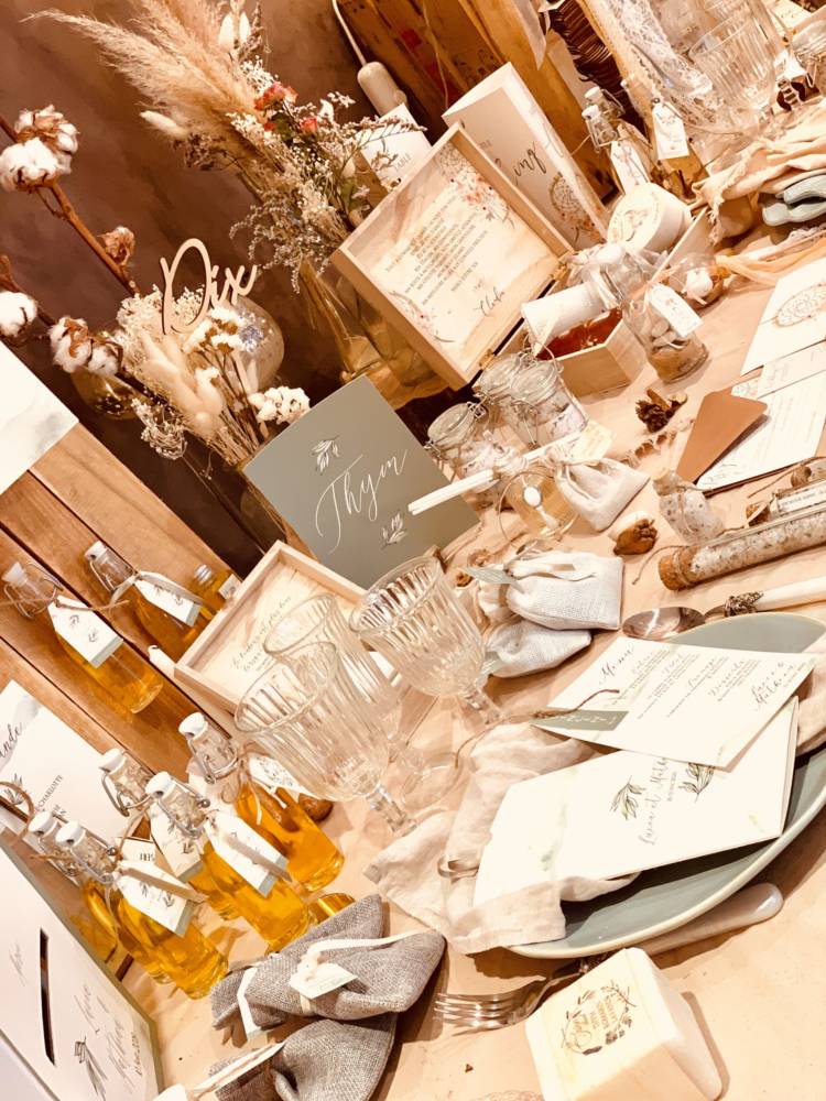 notre boutique table avec papeterie et décoration de mariage ou baptême