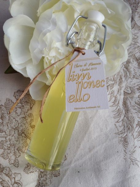 une mini bouteille de limoncello pour cadeau d'invité de mariage