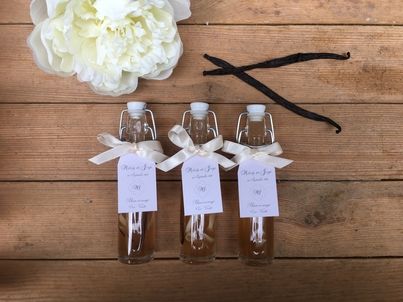 trois mini bouteilles de rhum arrangé pour cadeau d'invité de mariage