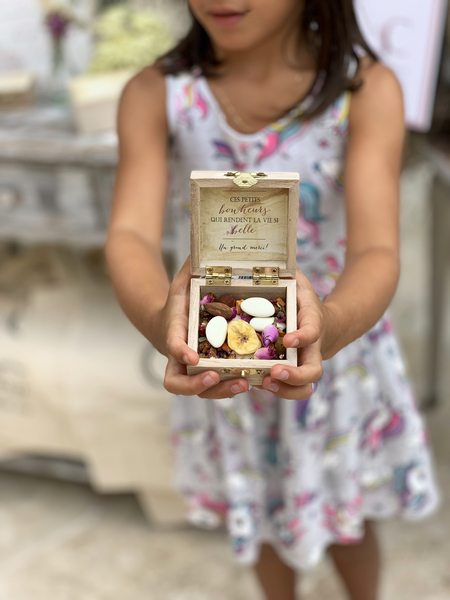 jeune fille tient une petites boîte à dragée pour cadeau d'invité