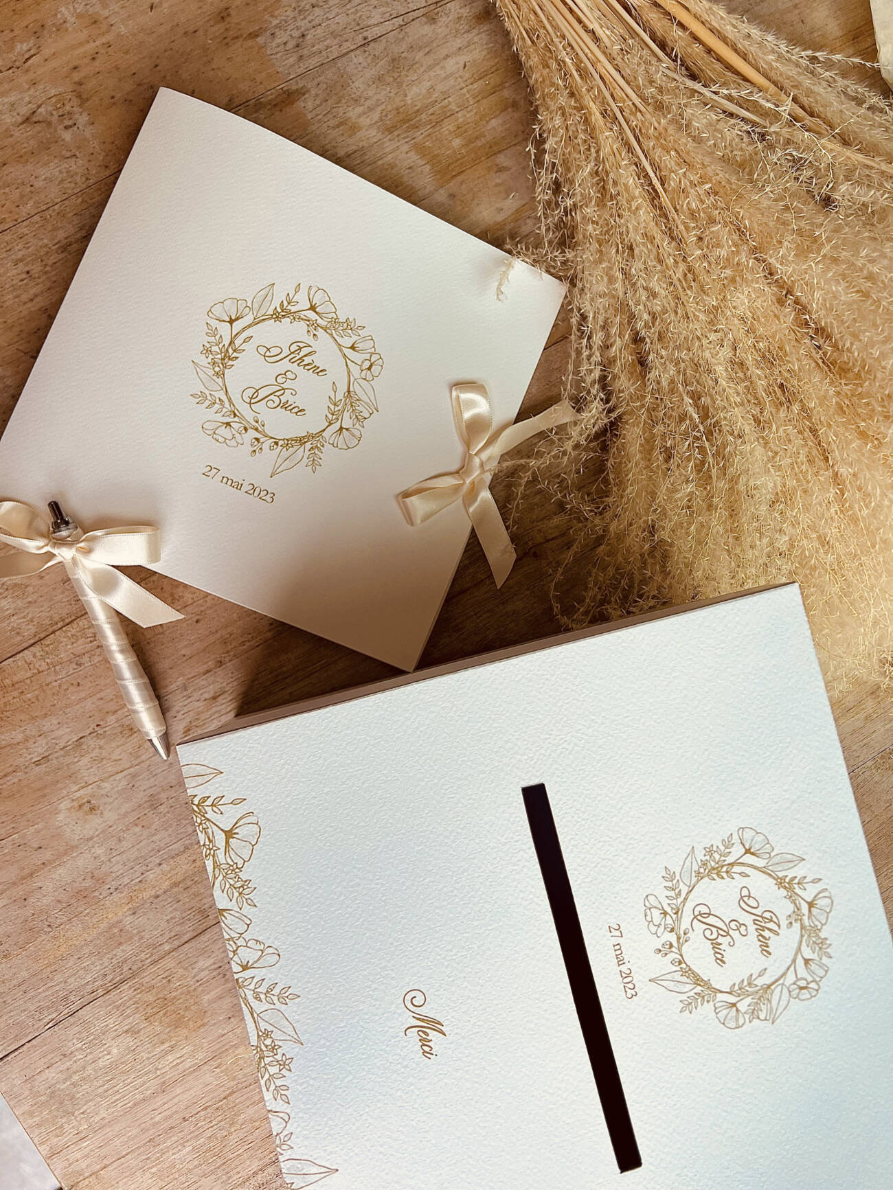 Urne Anniversaire Blanche/Or en carton 21x21x20 cm Urne Anniversaire Blanche/Or en carton 21x21x20 cm