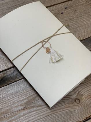 papeterie personnalisé pour mariage, baptême, anniversaires, communion avec un pendentif couleur or et pompom