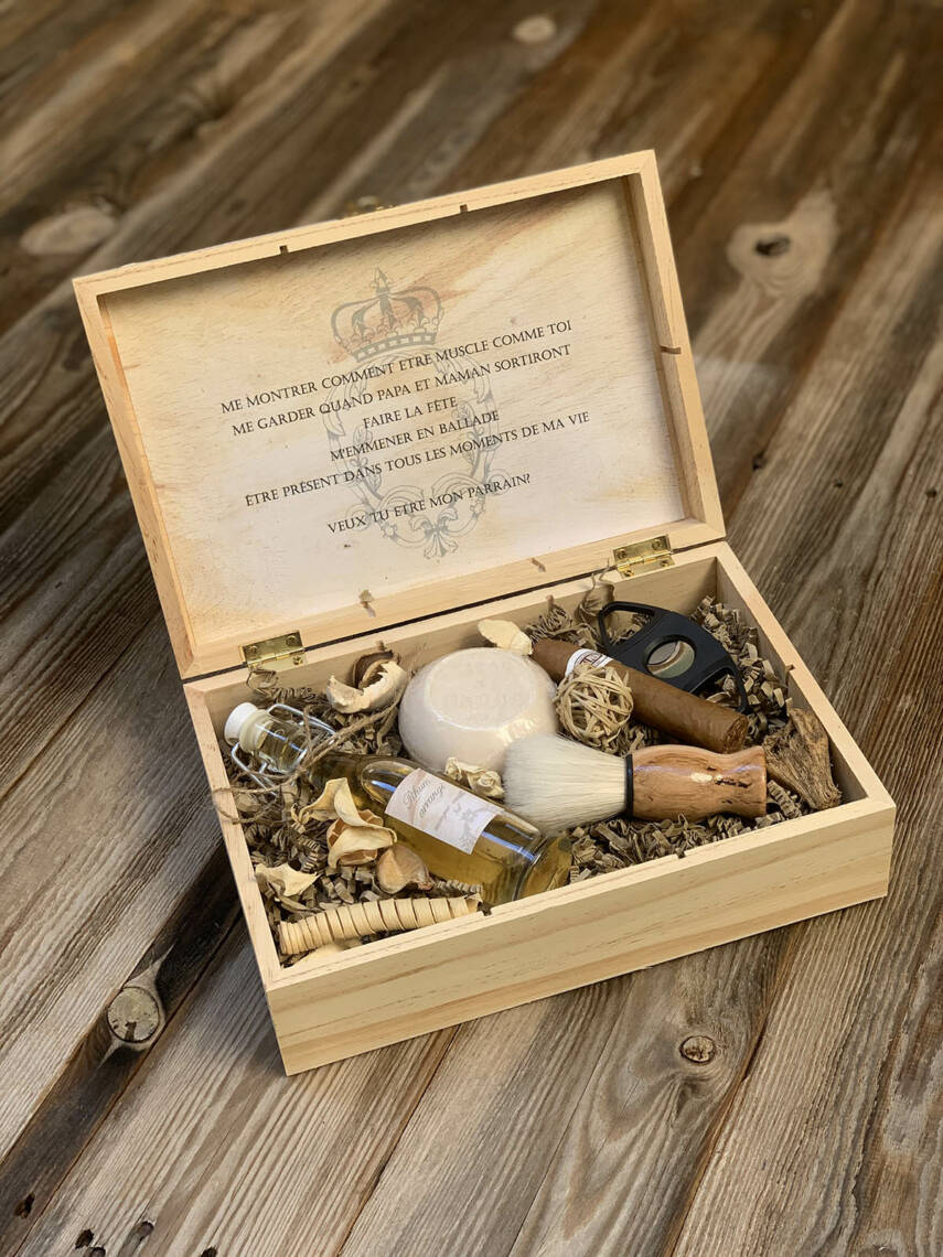 boîte en bois pour cadeau témoin avec fermeture contenant plusieurs cadeaux pour homme : cigare, blaireau, fiole d'alcool, ouvre bouteille et savon