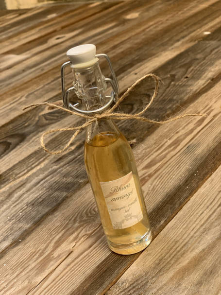 mini bouteille d'alcool rhum arrangé avec ficelle en jute pour box cadeau témoin