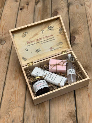 coffret cadeau pour nounou contenant un savon, sirop, confiture et tablette de chocolat personnalisé