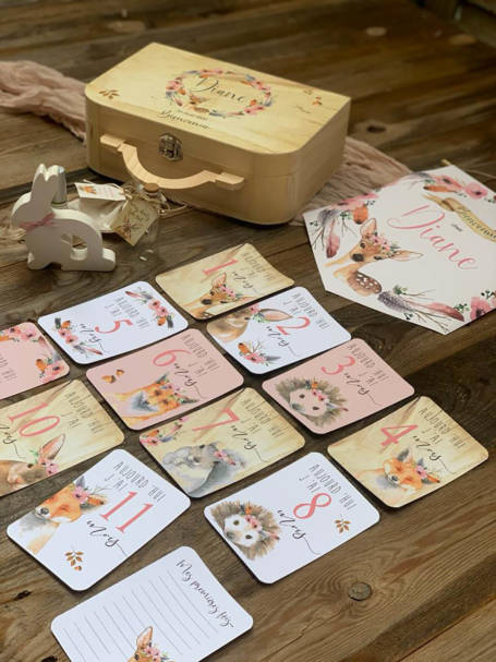 cartes étapes et coffret cadeau de naissance ou baptême thème faon chasseur