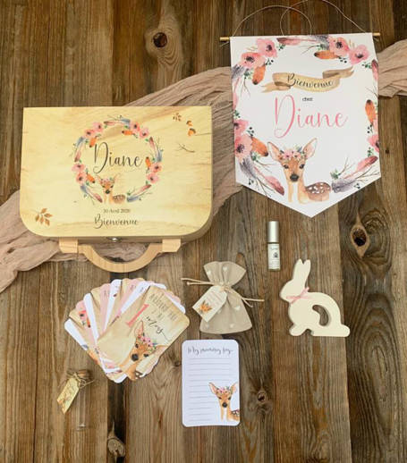 cadeaux pour coffret cadeau de naissance ou baptême thème faon chasseur : fanion, cartes étapes, sachet à dragée, parfum