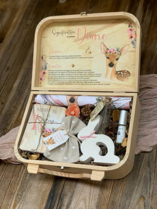 coffret cadeau de naissance ou baptême thème faon chasseur : fanion, cartes étapes, sachet à dragée, parfum