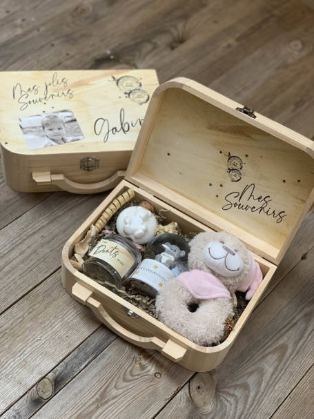 deux coffrets en bois pour cadeaux de naissance