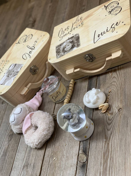 boule à neige, doudou, boîte à dents et savon pour coffret cadeau de naissance