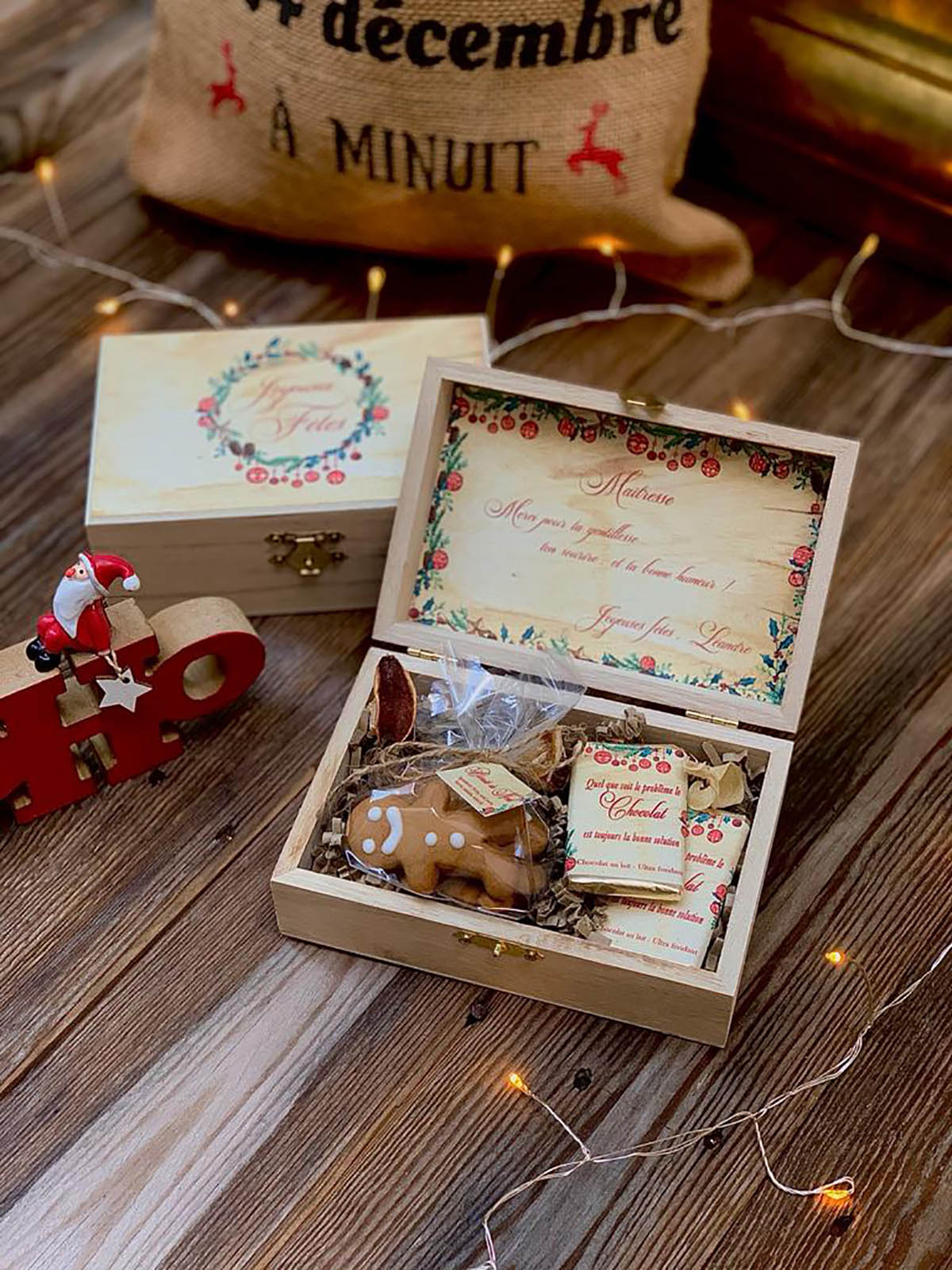 https://www.feelinecreation.com/wp-content/uploads/2020/11/feeline-creation-box-cadeau-personnalisee-maitresse-ecole-joyeuse-fete-noel-biscuit-artisanal-chocolat-bonhomme-epice.jpg