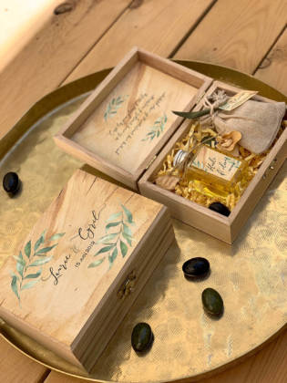 détail coffrets cadeaux personnalisés contenant une bouteille d'huile d'olive et un sachet à dragées aux amendes